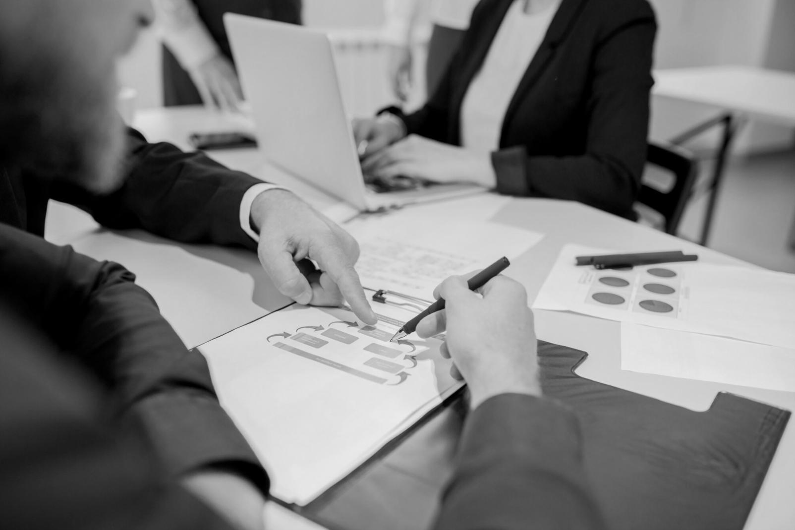 Modernes Büro mit Finanzberatung und professioneller Atmosphäre